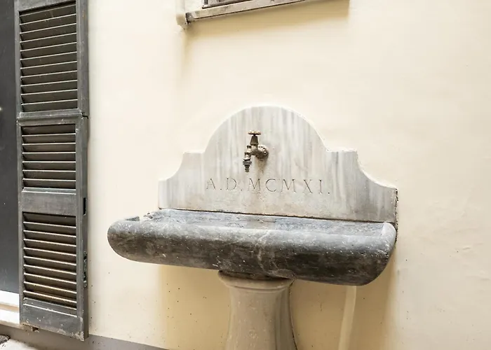 Il Cortile Di Via Dei Banchi Vecchi