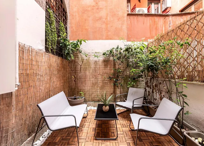Il Cortile Di Via Dei Banchi Vecchi * Rome
