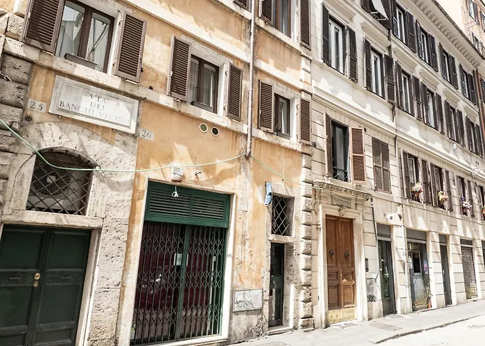 Il Cortile Di Via Dei Banchi Vecchi Rome
